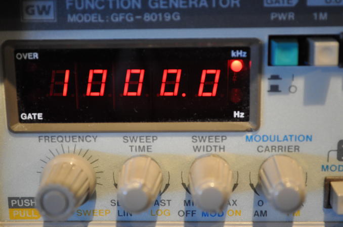 A frequency counter confirms the
synthesis of 1 MHz